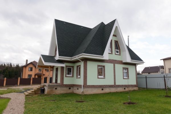 Загородный дом с многощипцовой крышей