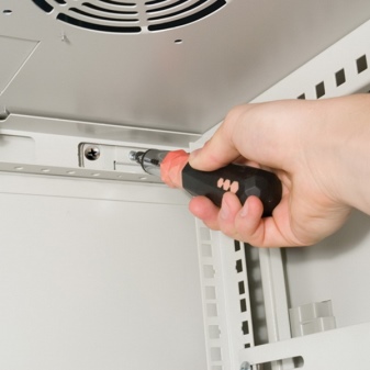 Особенности и установка кухонных вытяжек с отводом в вентиляцию