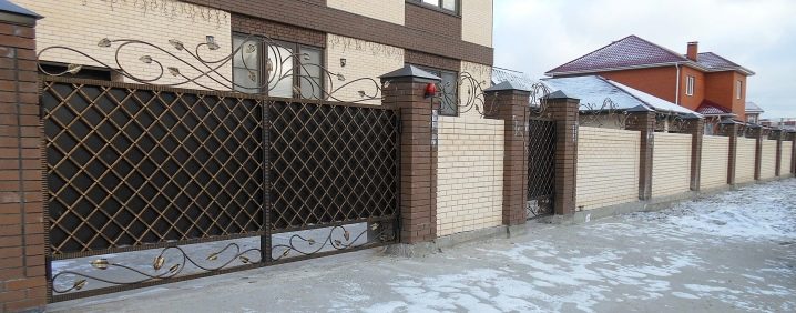 Кирпичный забор в ландшафтном дизайне