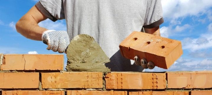 Кирпичный забор в ландшафтном дизайне