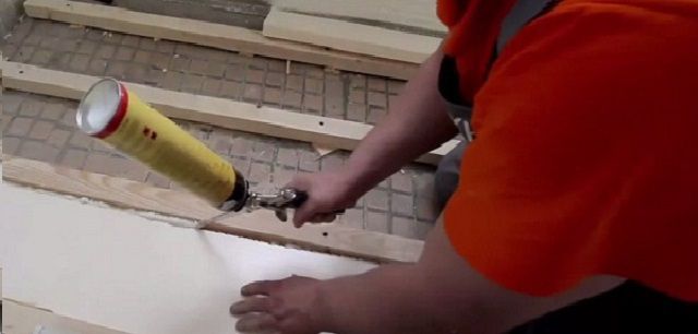 Использование пенополистирола, как правило, потребует дополнительного заделывания стыков монтажной пеной