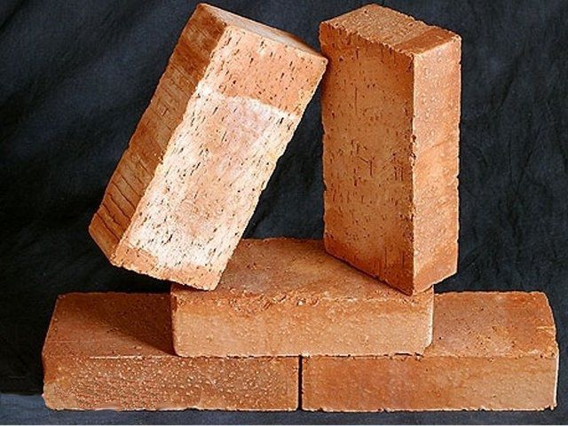 Красный обожженный кирпич подойдет для стенок камина