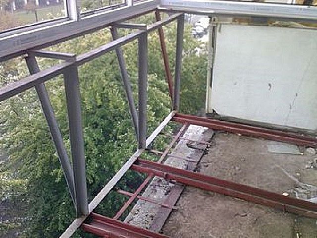 Иногда пол на балконе требует определенного усиления