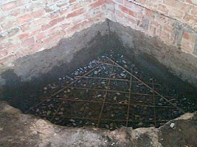 Котлован для фундамента повторяет форму углового камина