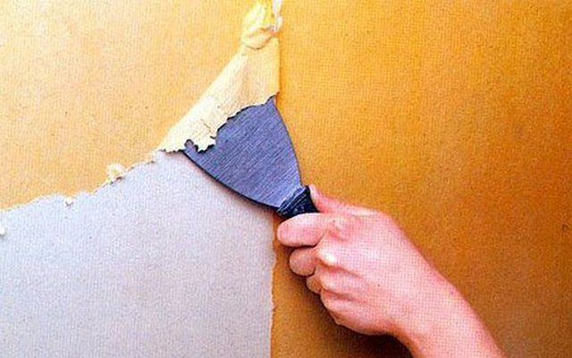 Удаление старых покрытий стены