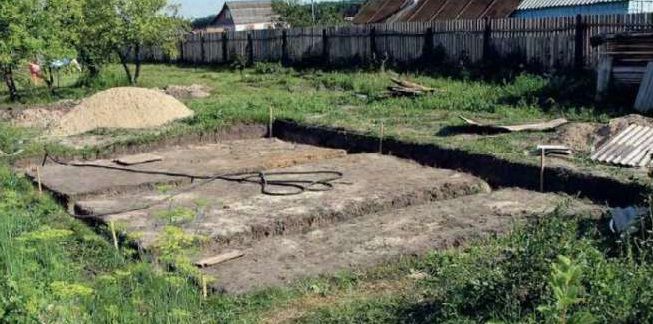 Фундамент начал делать с рытья траншеи