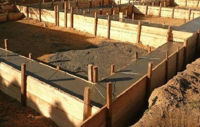 В идеале вся лента фундамента должна быть залита за один прием