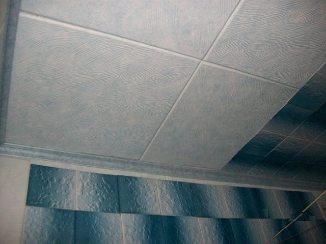Один из самых простых и недорогих вариантов - пенопластовые плитки, приклеиваемые к поверхности потолка