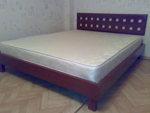 Деревянная двуспальная кровать "классического" типа
