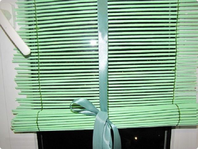 Жалюзи из бумажных трубочек можно регулировать по высоте, например, используя декоративную ленту для их подвязки снизу