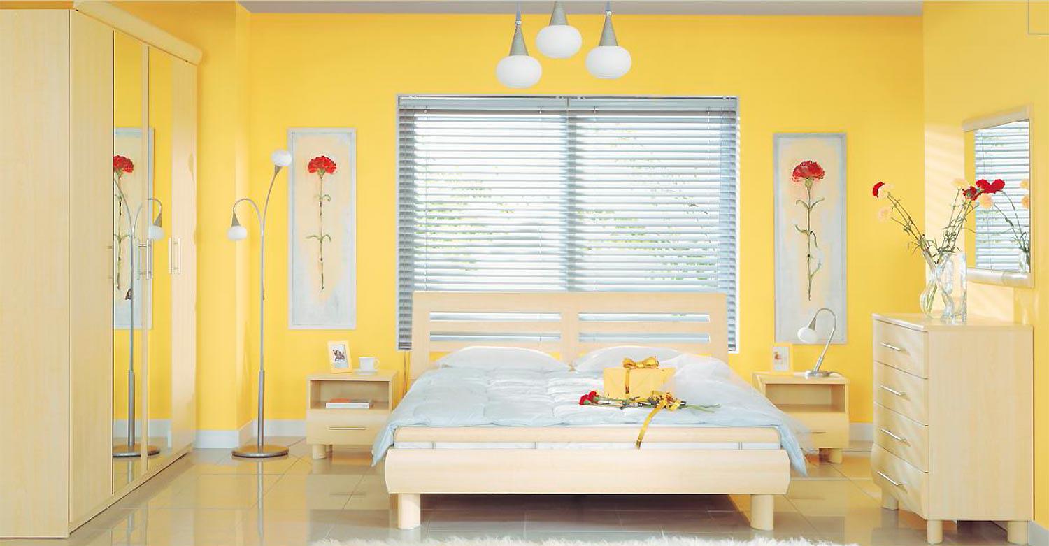 В этой модерновой спальне акцентом выступают канареечно-желтые стены