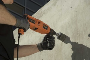 Как просверлить отверстие в бетоне