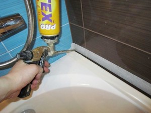 Описание способа заделки стыка между ванной и стеной монтажной пеной