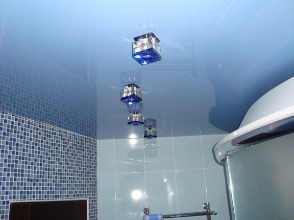 глянцевый натяжной потолок в ванной фото
