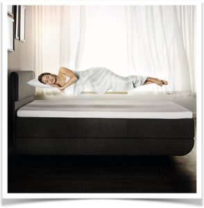 Женщина во сне парит над кроватью в воздухе