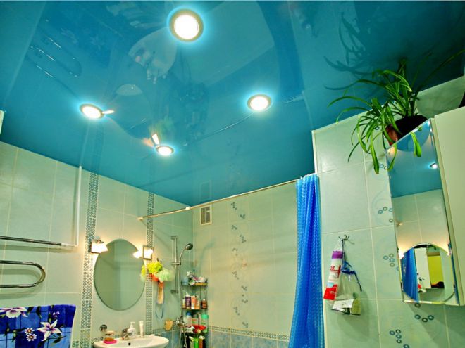 Потолок в ванной голубой