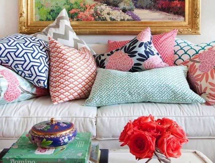 идея современных декоративных подушек в стиле гостиной