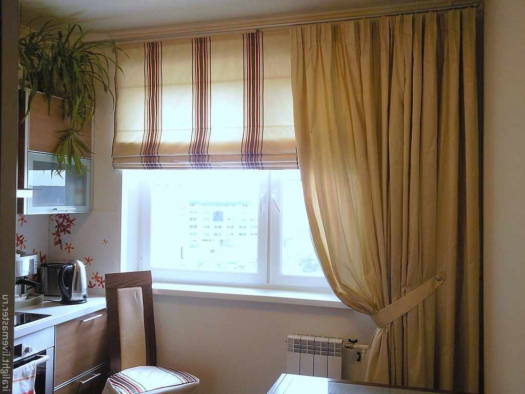 идея яркого интерьера окна на кухне