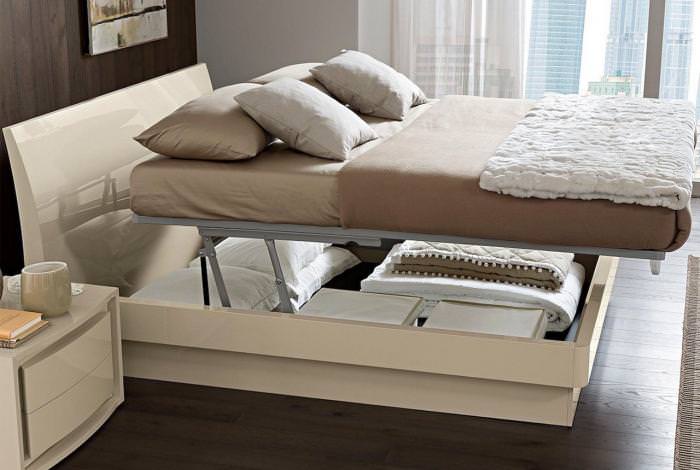 Кровать-трансформер с подъемным механизмом в маленькой спальне