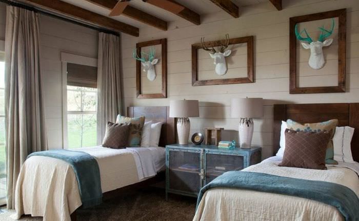 Дизайн спальни в деревенском стиле для двоих молодых людей