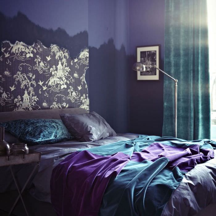 Темная спальня в оттенках синего, бирюзового и лавандового цветов