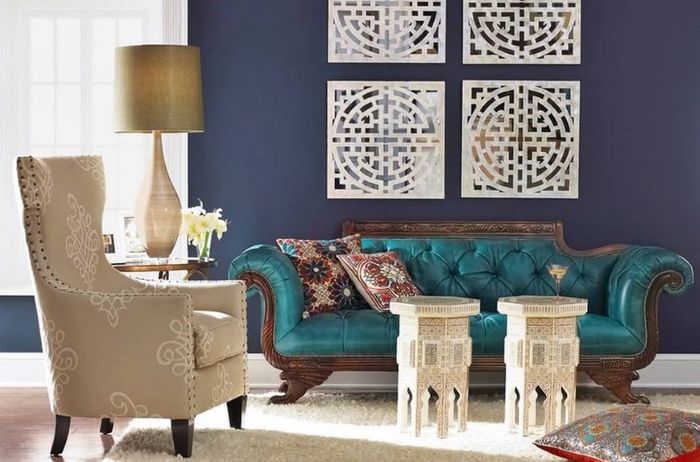 Пуфы, кресло и диван в гостиной марокканского стиля