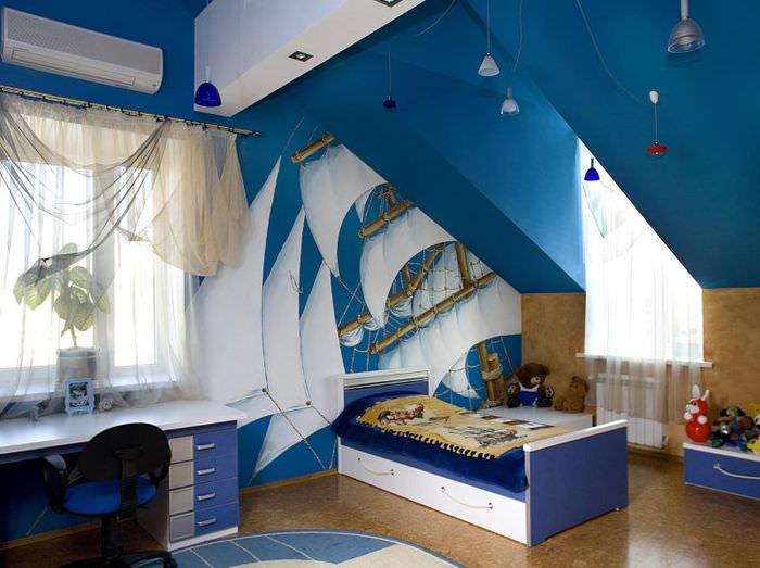 Синие стены детской комнаты в чердачном помещении