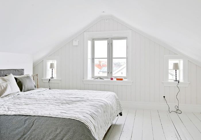 Светлая спальня мансарды в скандинавском стиле