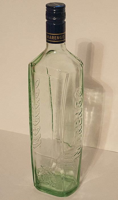 Чистая стеклянная бутылка для декора
