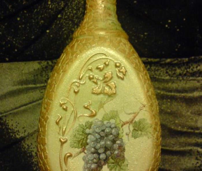 Мозаика из яичной скорлупы на стеклянной бутылке