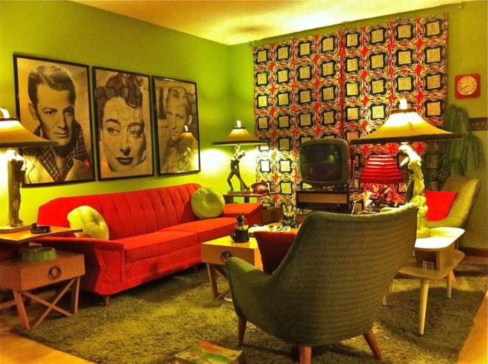Красный диван и портреты в гостиной стиля китч люмпенов