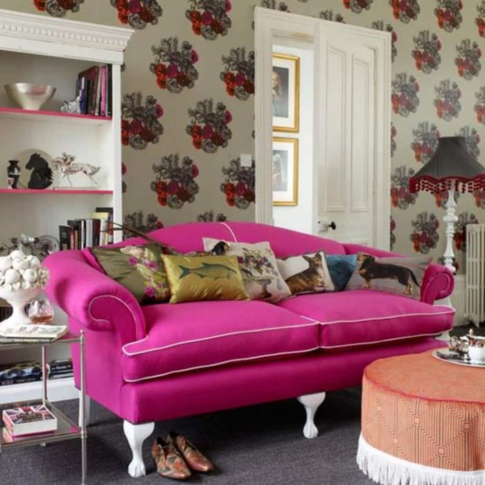 Классический диван с розовой обивкой