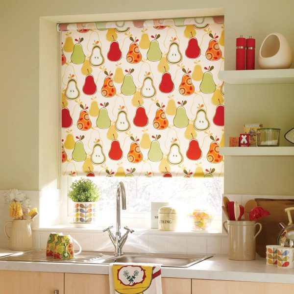 В интерьере кухни рулонные шторы могут иметь разнообразные рисунки. 