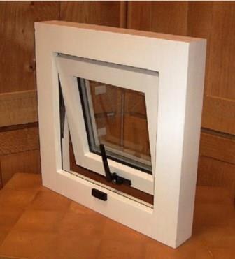 Технология изготовления оконной рамы пластикового окна позволяет создавать воздушные полости между рамами и створками, делая достойный теплоизоляционный уровень. Внешняя сторона оборудована специальными каналами, которые отводят воду в дождливую погоду.