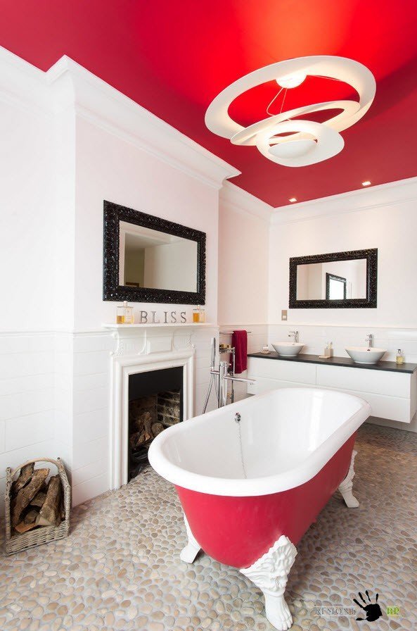 Яркий красный на потолке в ванной
