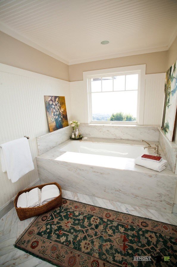 Классический белый потолок в ванной