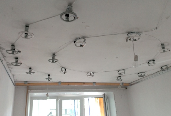 Установка светильников до монтажа потолка