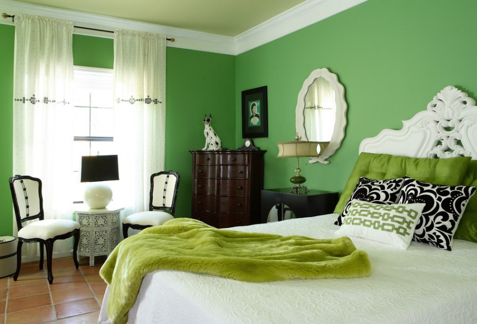 Сочетание зеленых оттенков в оформлении классической спальни