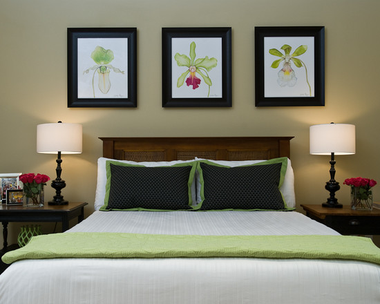 Деревянная кровать в сочетании с зеленым цветом