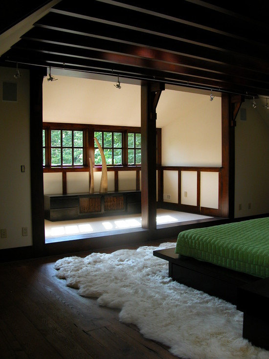 Темное дерево в интерьере японской спальни